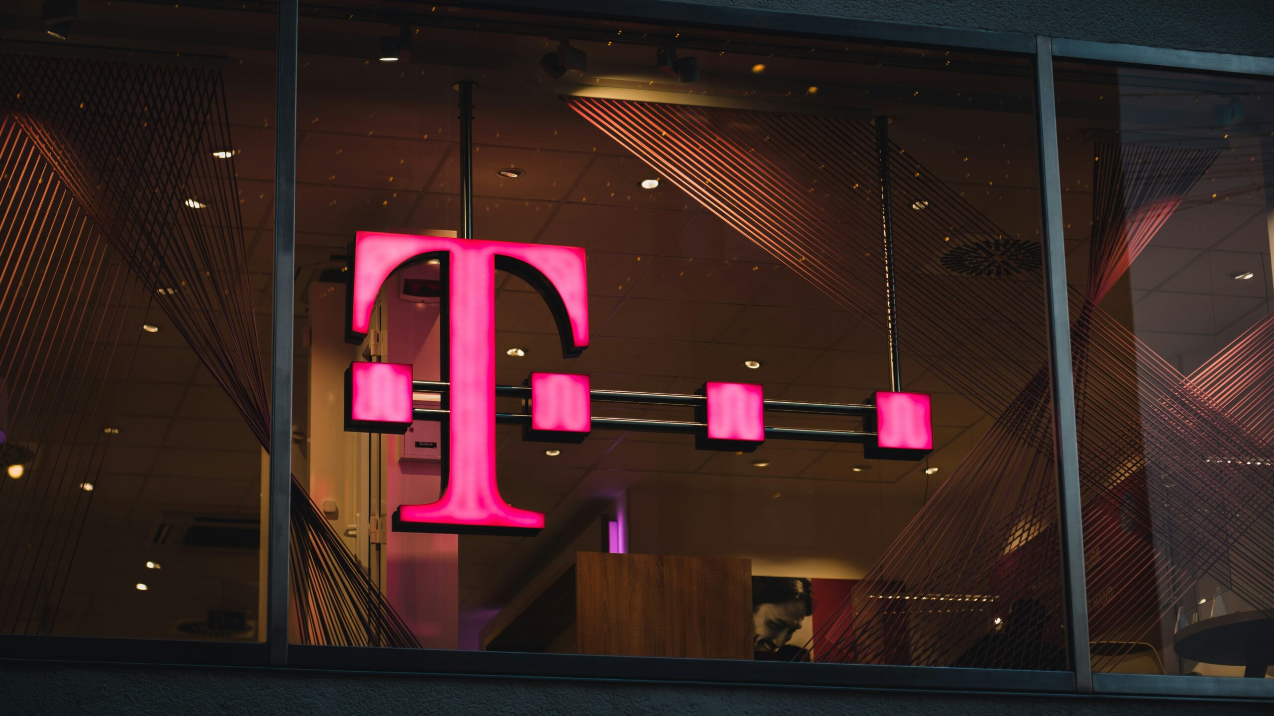 Featured image for “T-Mobile Is Settling With the FCC Over Cybersecurity Violations”